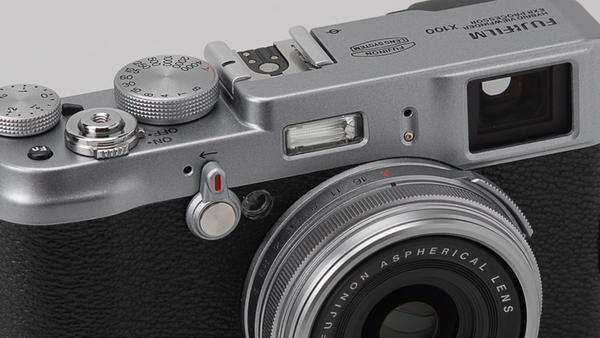 ASCII.jp：持つだけで幸せ!? 大人のコンデジ「FinePix X100」 (1/3)