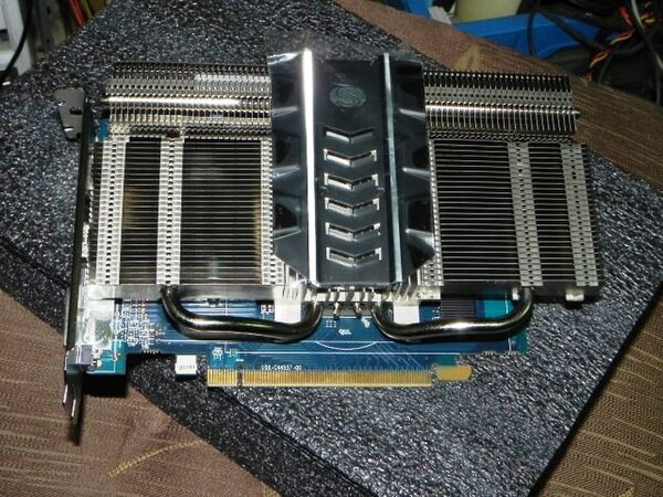 ASCII.jp：フィンがせり出すファンレスのRadeon R7 250がSapphireから