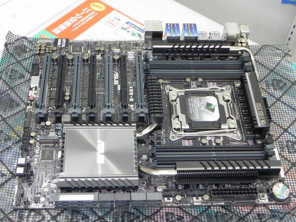 ASCII.jp：PCI-E x16を7本備えるASUS製のX99マザー「X99-E WS」