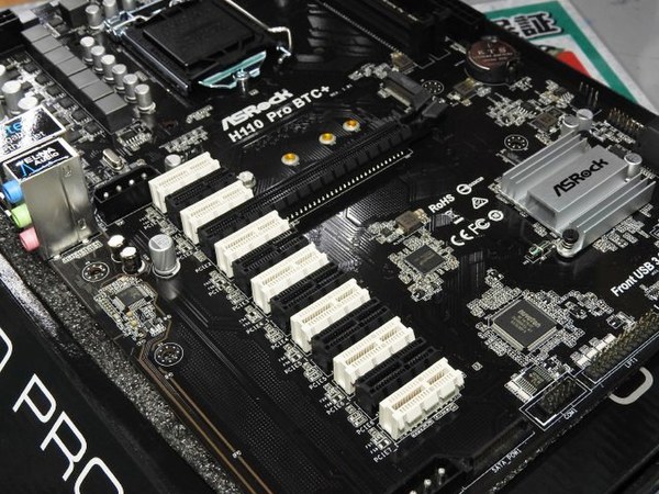 ASCII.jp：最大13枚のVGAが搭載できるマイニング専用マザーがASRock