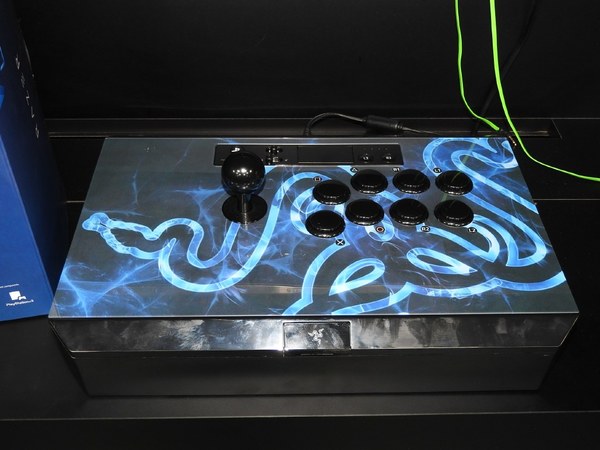 ASCII.jp：発売前に予約完売！ Razer製アケコン「Panthera」のサンプル