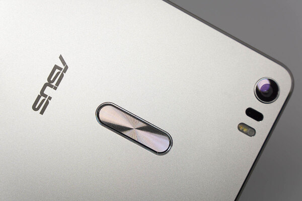 ASCII.jp：大きいは正義だ！ 6.8型「ZenFone 3 Ultra」をXperia Z