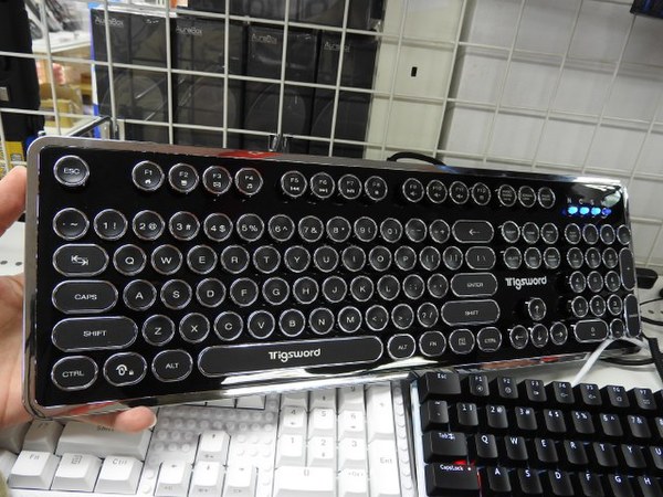 ASCII.jp：ゲーミング向け機能も備えるタイプライター風キーボード