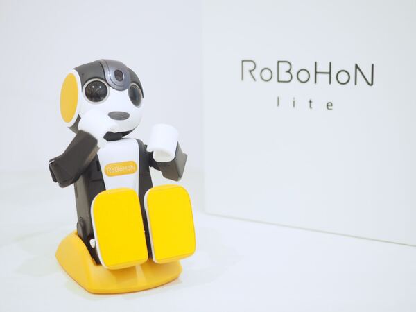 ASCII.jp：シャープ7万9000円の「ロボホンライト」ちょこんと着座
