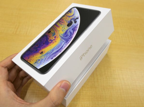 ASCII.jp：iPhone XS／XS Maxを開封ゥ～！ ゴールドがよい感じ！ (1/2)