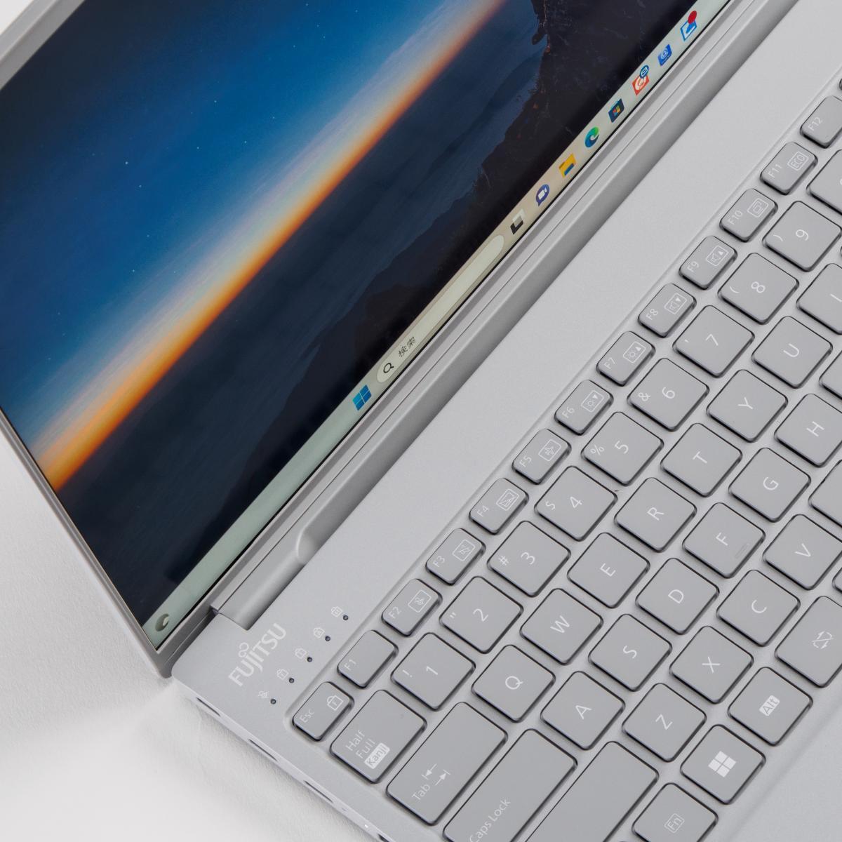 ASCII.jp：1kg以下の軽量に驚き！16:10で見やすくなった富士通の14型