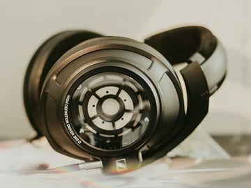 ゼンハイザー、ガラスカバーの密閉ヘッドフォンHD 820。「“開放型が