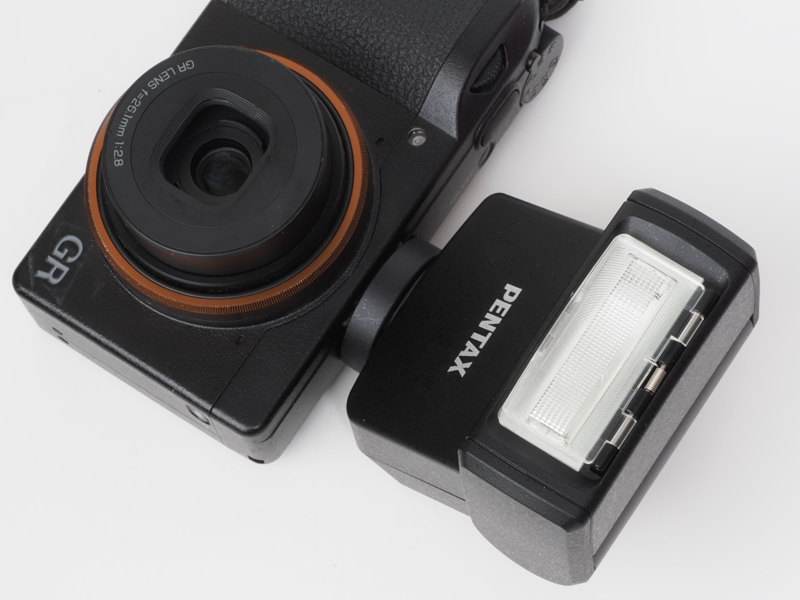 赤城耕一の「アカギカメラ」 第92回：「GR III」にぴったりのストロボ