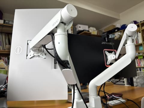 ロボットみたいな「無重力モニターアーム」で机のスペースが広がった