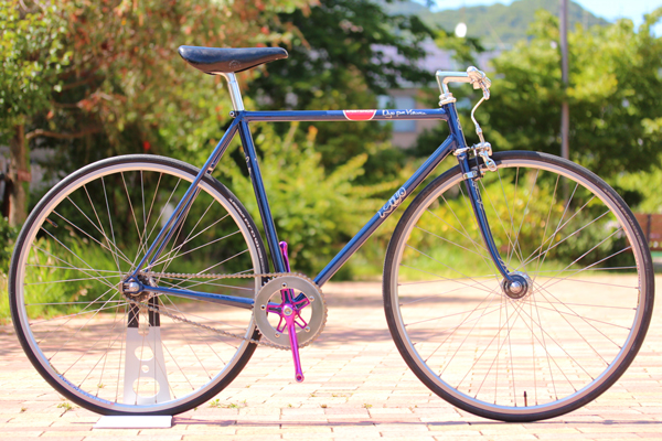 メタリックブルーを纏った競技用ピストバイク KIYO MIYAZAWA（キヨ