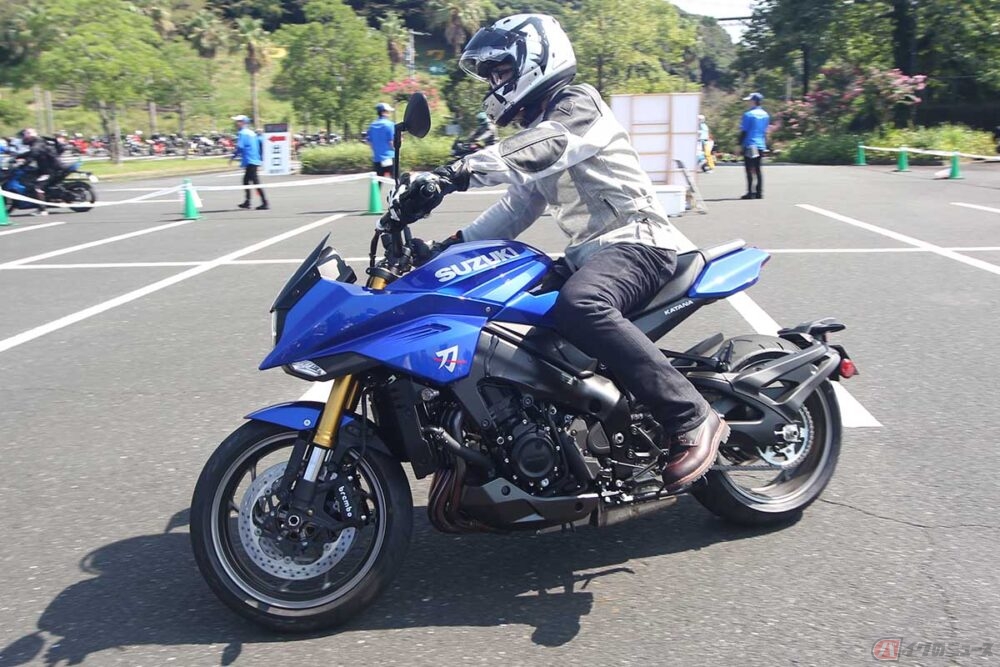 首都高の青い鳥」仕様!? スズキ「KATANA」国内初公開の新型モデルに