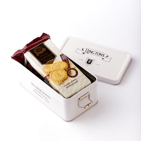 お気に入りのクッキーやそのクッキーを保管する専用の缶を常備」する