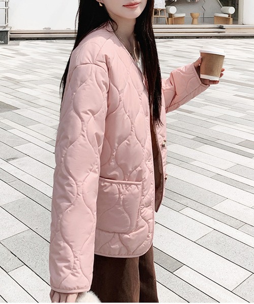 シンプルなのに存在感をプラス◎軽くて暖かい！キルティングノーカラー