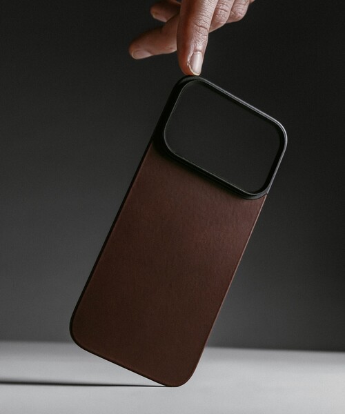 NOMAD / Magnetic Leather Back iPhone17 Pro Max（スマホケース
