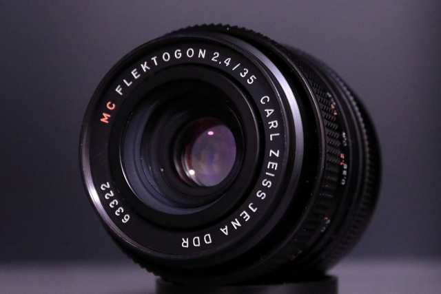 定番オールドレンズ：CARL ZEISS JENA FLEKTGON 35mm F2.4 - Living