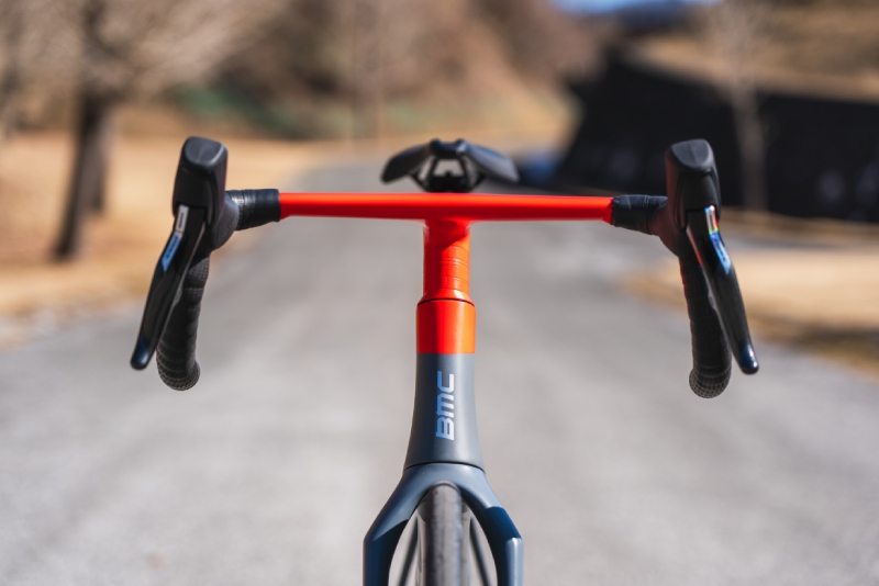 ステム一体型ハンドルICSカーボンエアロコックピットは、幅360 ／420mm