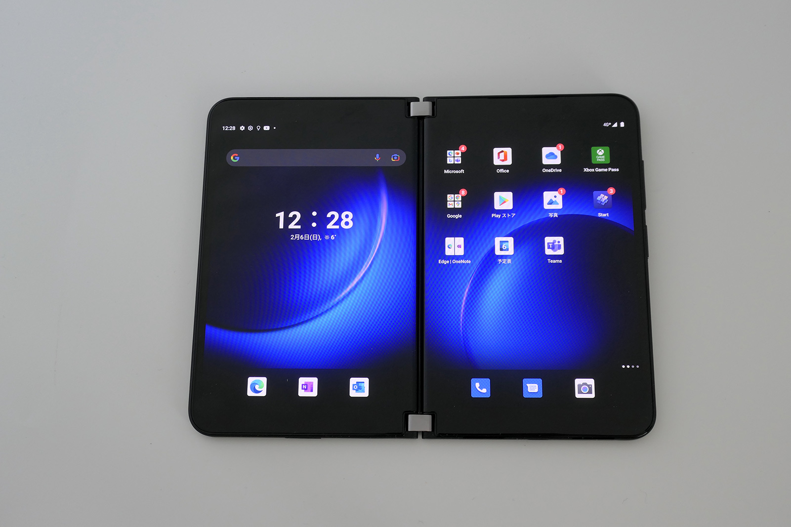 マイクロソフトのタブレットっぽいスマホ「Surface Duo 2」、2画面ある
