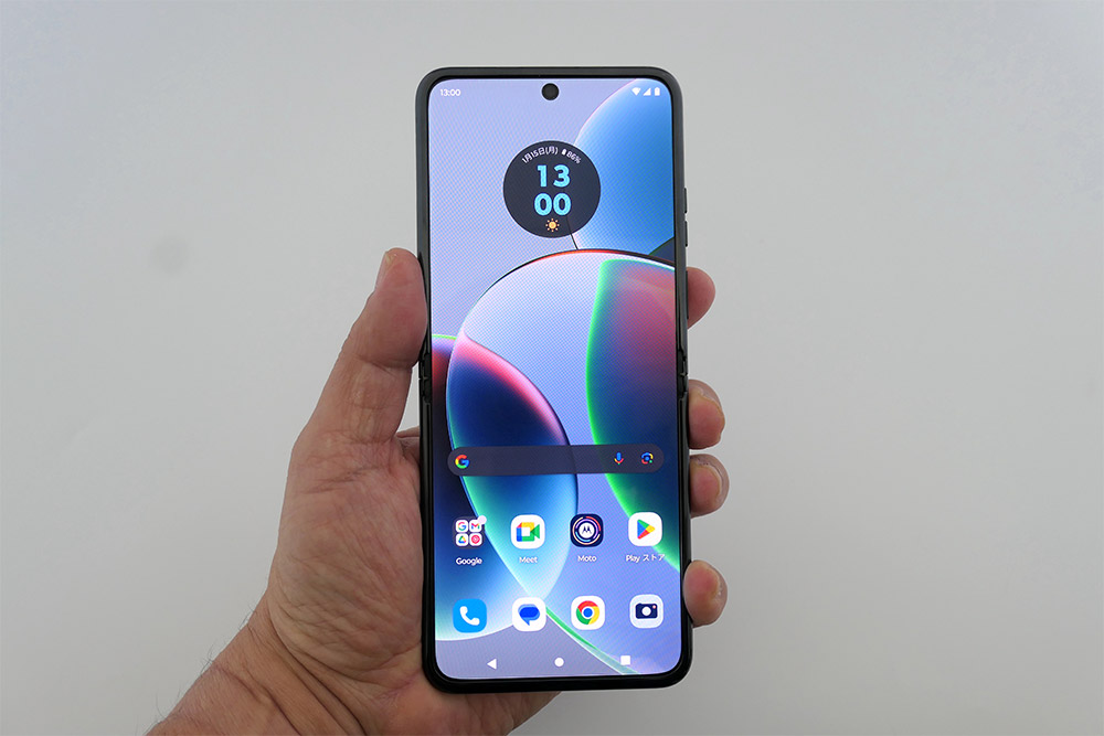 高コスパの折り畳みスマホ「motorola razr 40」、上位モデルにないアノ