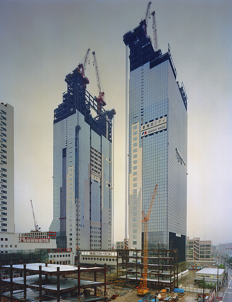 世界トップ20入りの梅田「空中庭園」、観光客が連結超高層のすごさを