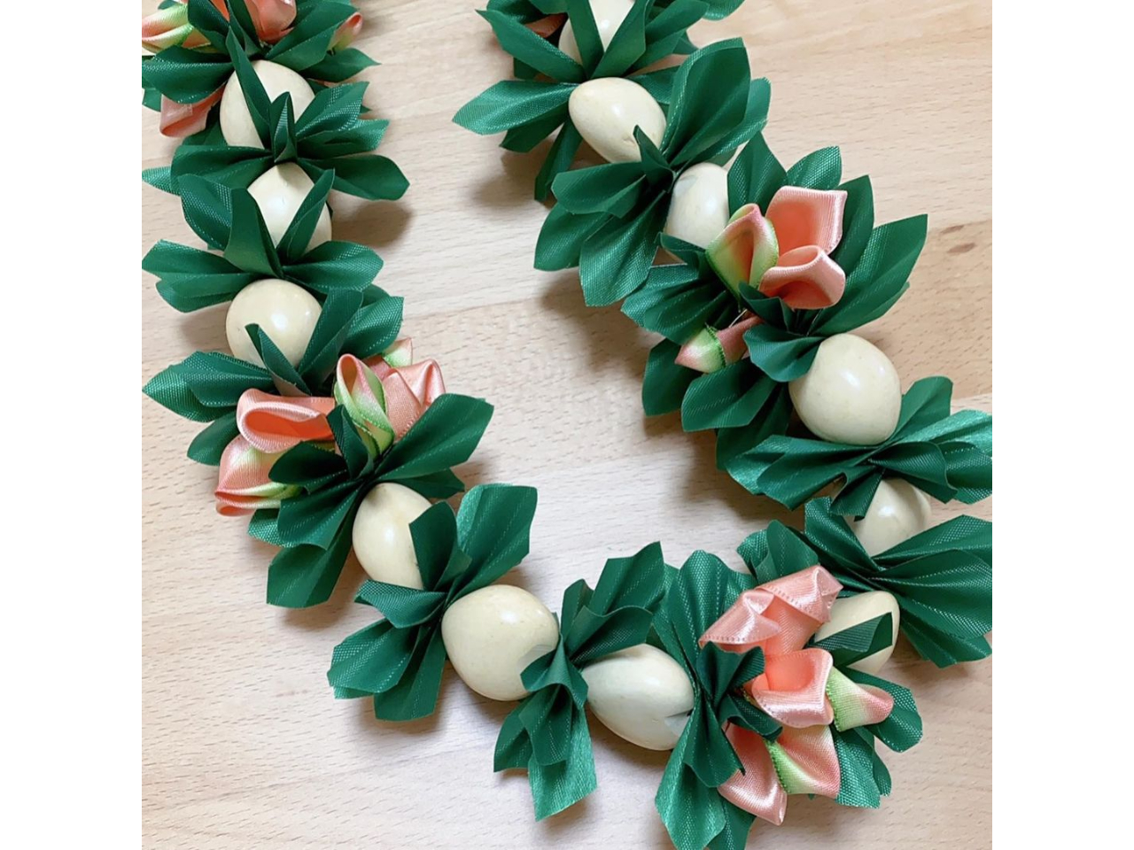 ハワイアンカフェ内 ハワイハワイアンリボンレイ体験講座（初回のみ