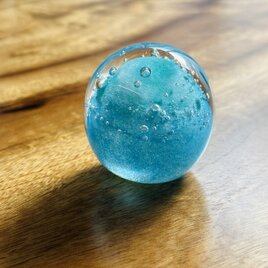 水の惑星 ペーパーウエイト ブルー | iichi 日々の暮らしを心地よく