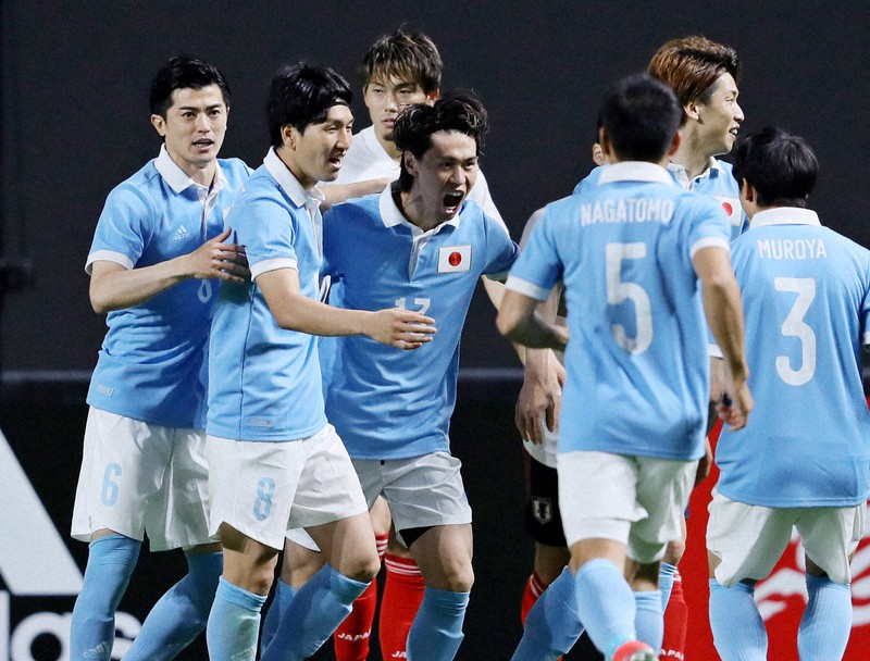 ライトブルー鮮やか フル代表「100周年記念」ユニホーム着用 | 毎日新聞