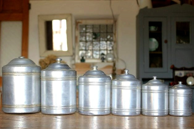 シンプルなキッチン作りに活躍してくれるアルミのキャニスター6個