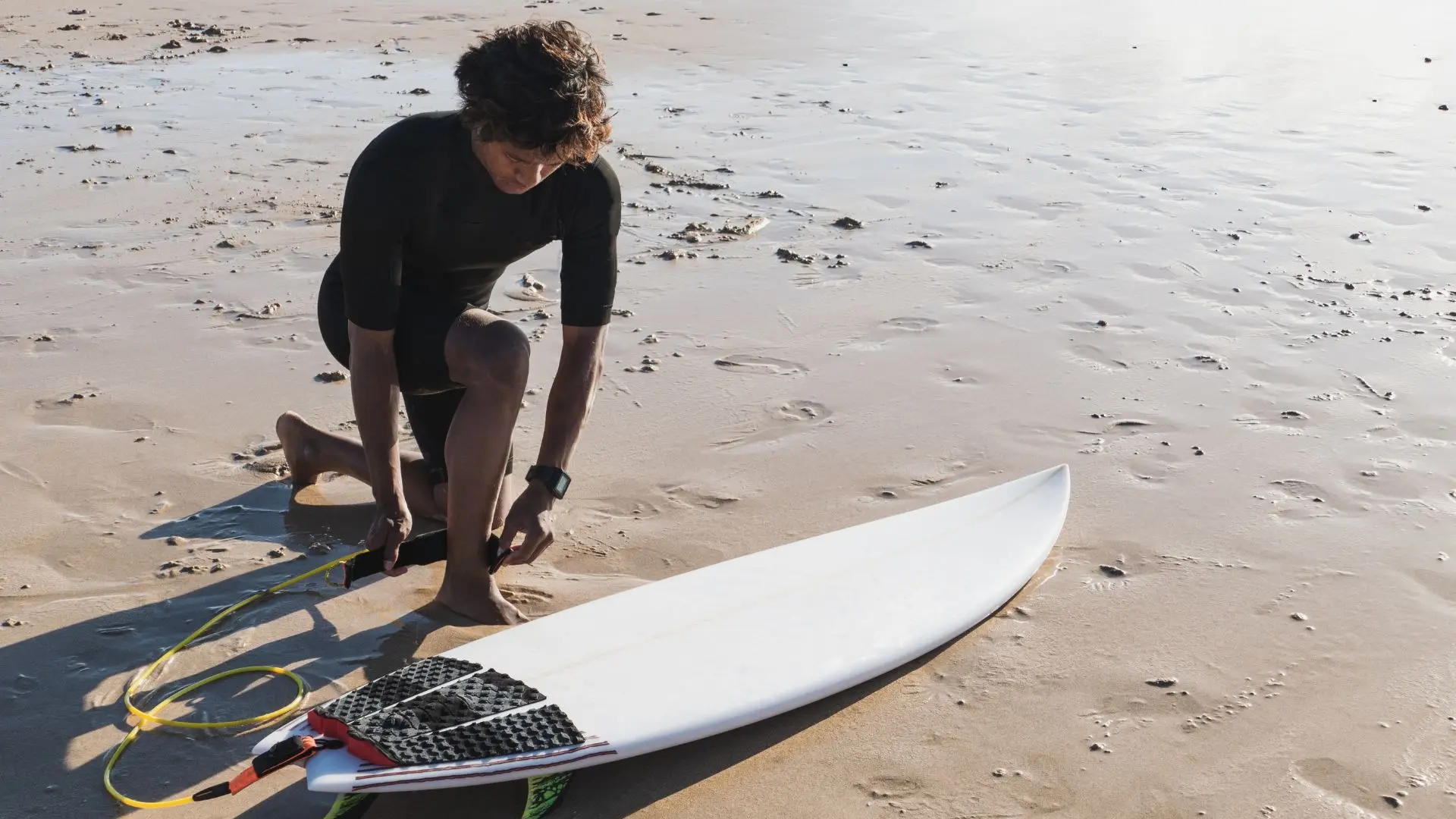 2025年】サーフィン用リーシュコードの選び方とオススメ3選 | Waves