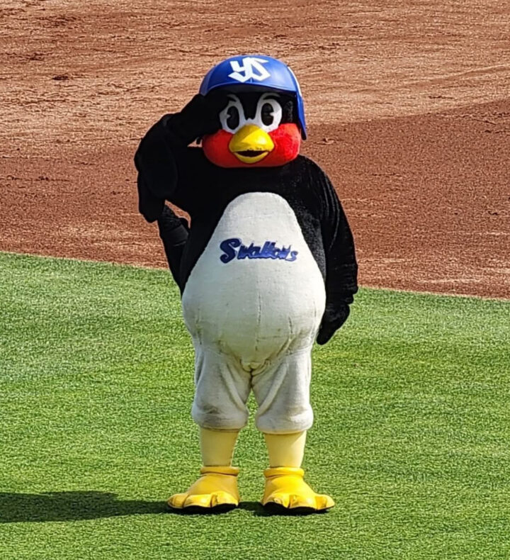 東京ヤクルトスワローズの人気マスコット「つば九郎」を支えてきた