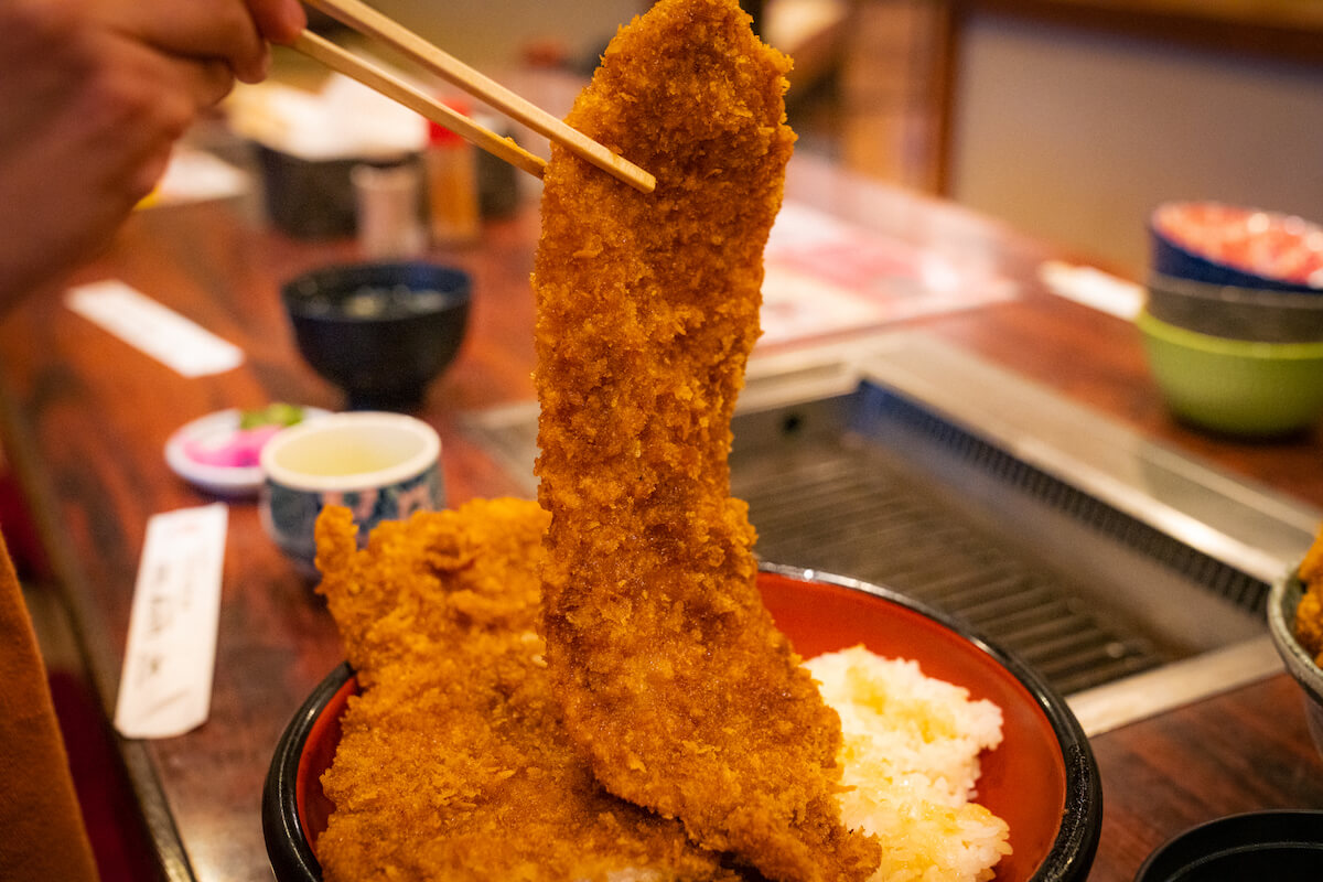 絶品わらじかつ丼や豚みそ丼が味わえる、精肉店が手がける「東大門