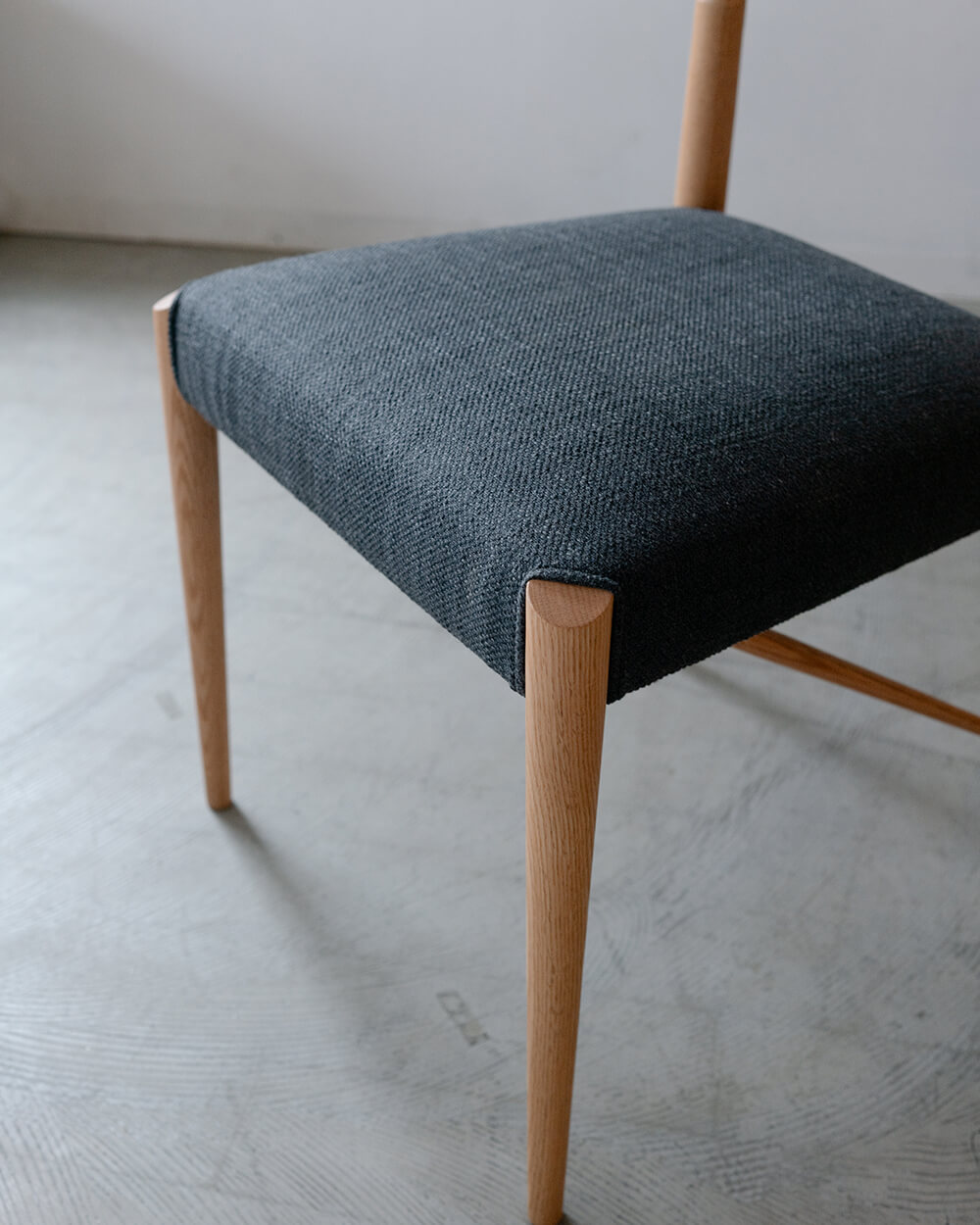 現品SALE］日進木工 ダイニングチェアGROW レッドオーク材 / ウレタン