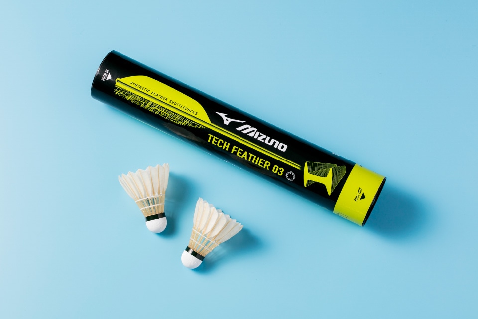 人工羽根の合成球として初めての国内大会公認球 人工羽根バドミントン