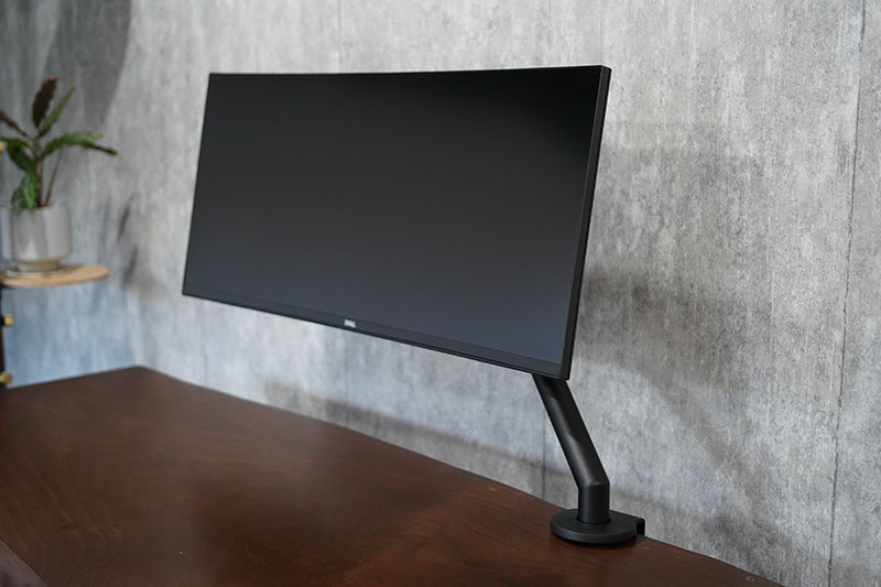 美しすぎる！ハーマンミラー Floモニターアームをレビュー。ブラックと