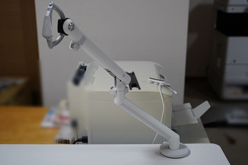 美しすぎる！ハーマンミラー Floモニターアームをレビュー。ブラックと