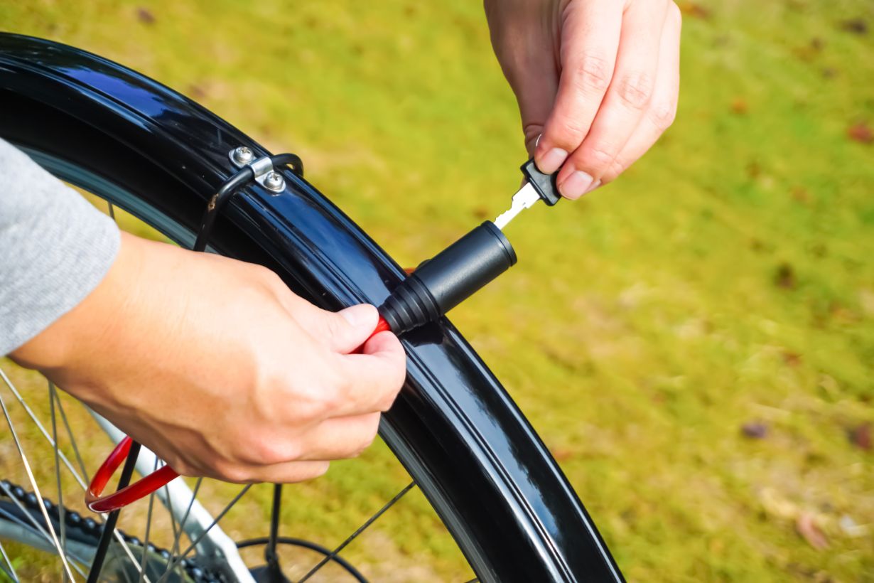 自転車の鍵のおすすめ10選！ 選び方や盗まれにくい鍵のかけ方も解説