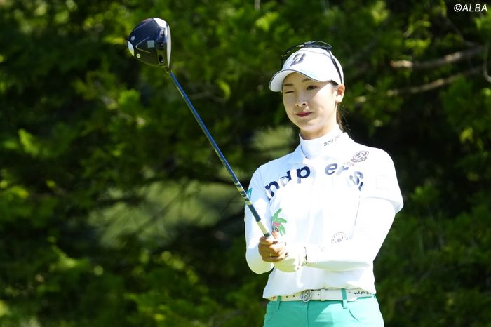 女子ゴルフ界の2大美女!!」「神々しい」 松田鈴英＆鶴岡果恋のミニスカ