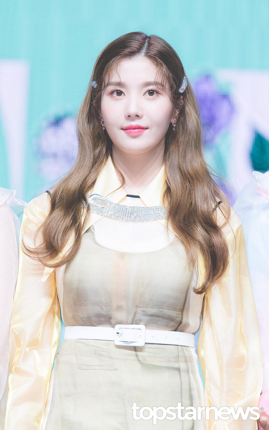 元IZ*ONE クォン・ウンビ「いろんな姿見せます」フォトブック'Silver