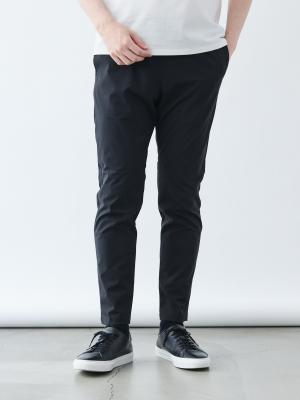 スマートシルエットの超軽量ストレッチパンツ/スリムフィット/ブラック
