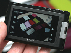 ソニー、厚さ15mmの世界最薄モデル「サイバーショットDSC-T77」