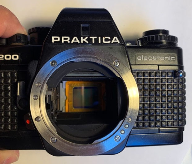 古いフィルムカメラを2000万画素のデジタルカメラにするアクセサリー