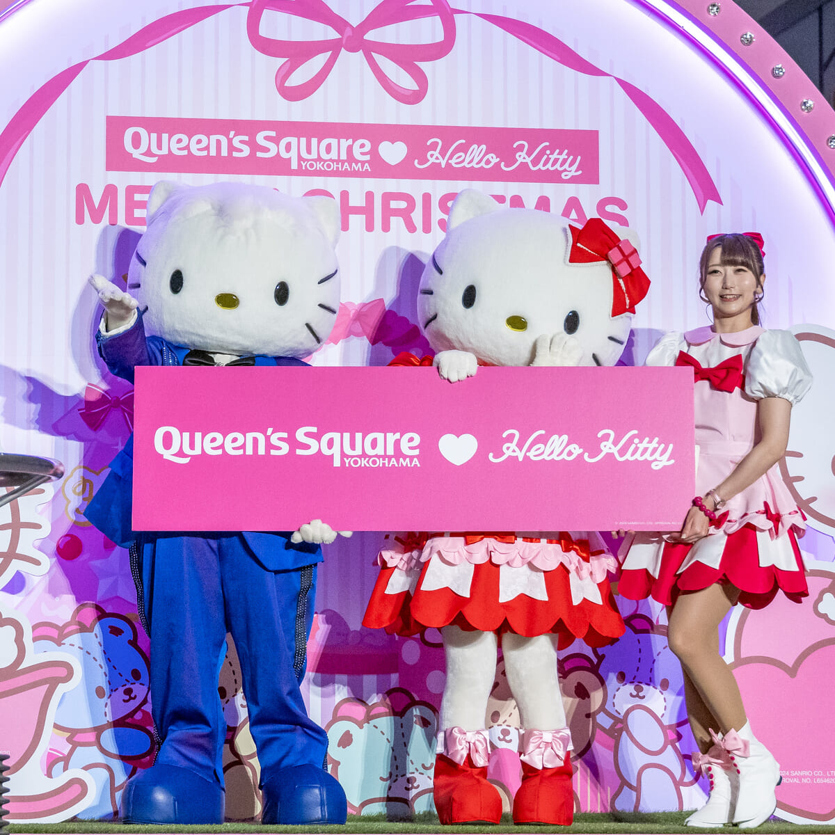 ハローキティとディアダニエルのツリーやアーチ！クイーンズスクエア