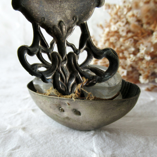 キリストと百合の聖水盤 - Eggplant