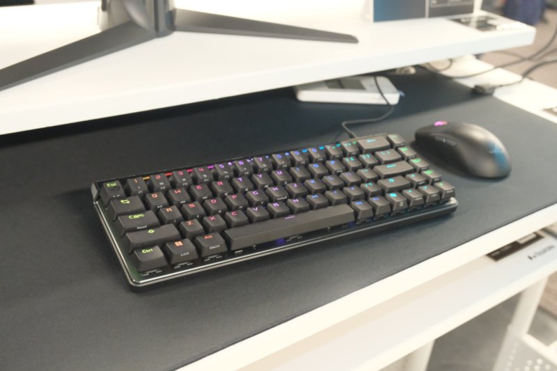 ASUS メタルなゲーミングキーボード カーボン製ボディのゲーミング