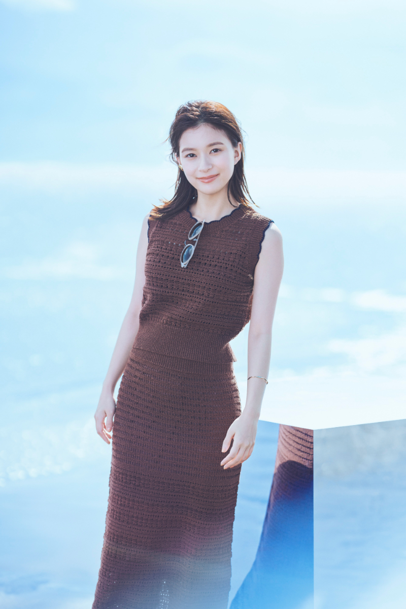 芳根京子、ほっそり美腕輝くセットアップ姿を披露！ナチュラルな透明感