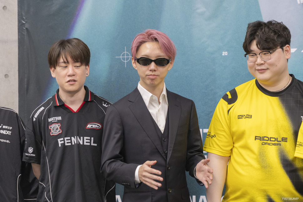 GON、スーツ姿で記者会見に登場し、会場をざわつかせる「寝坊の