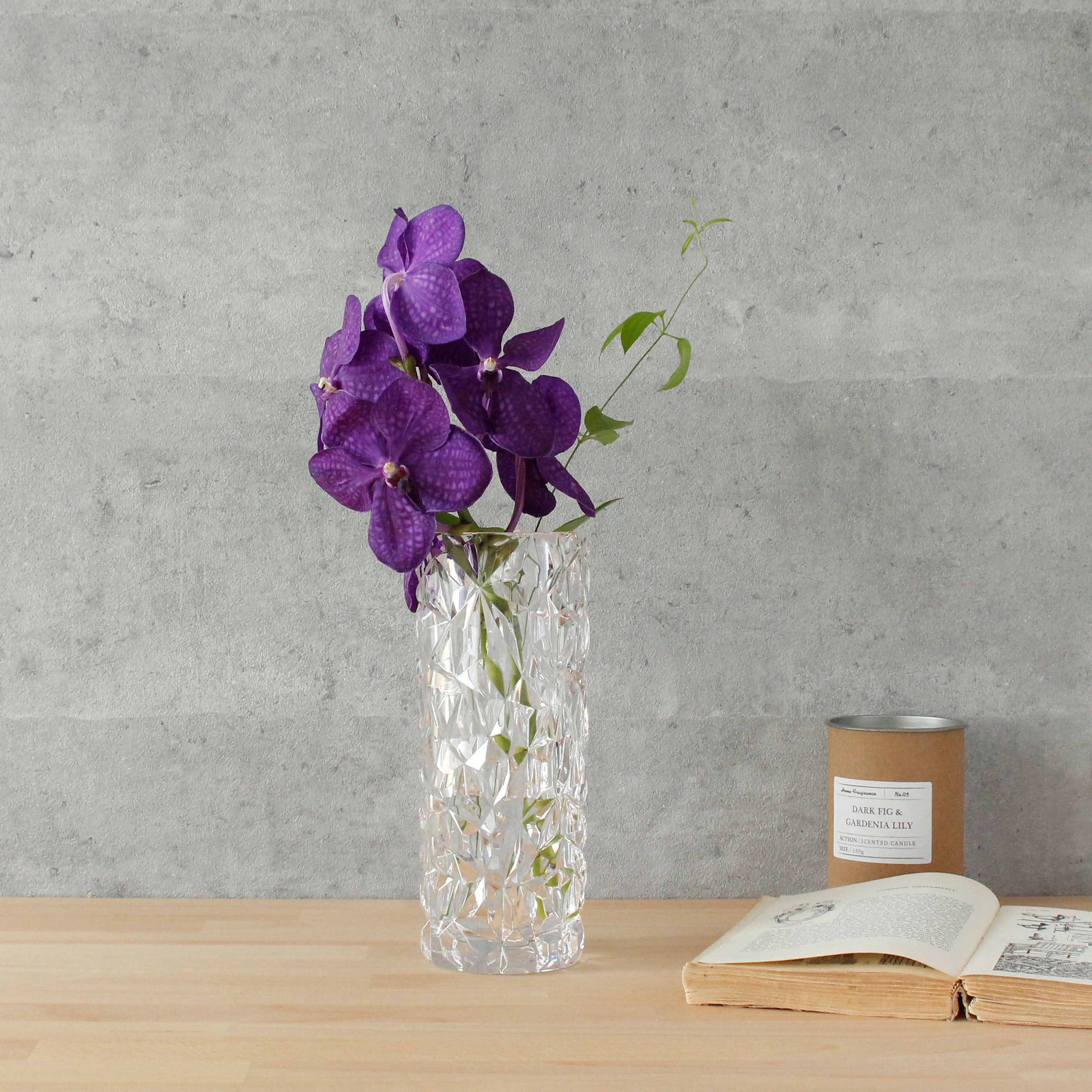 クリスタルガラスのような立体感が魅力の花瓶【PC glitter - ピーシー