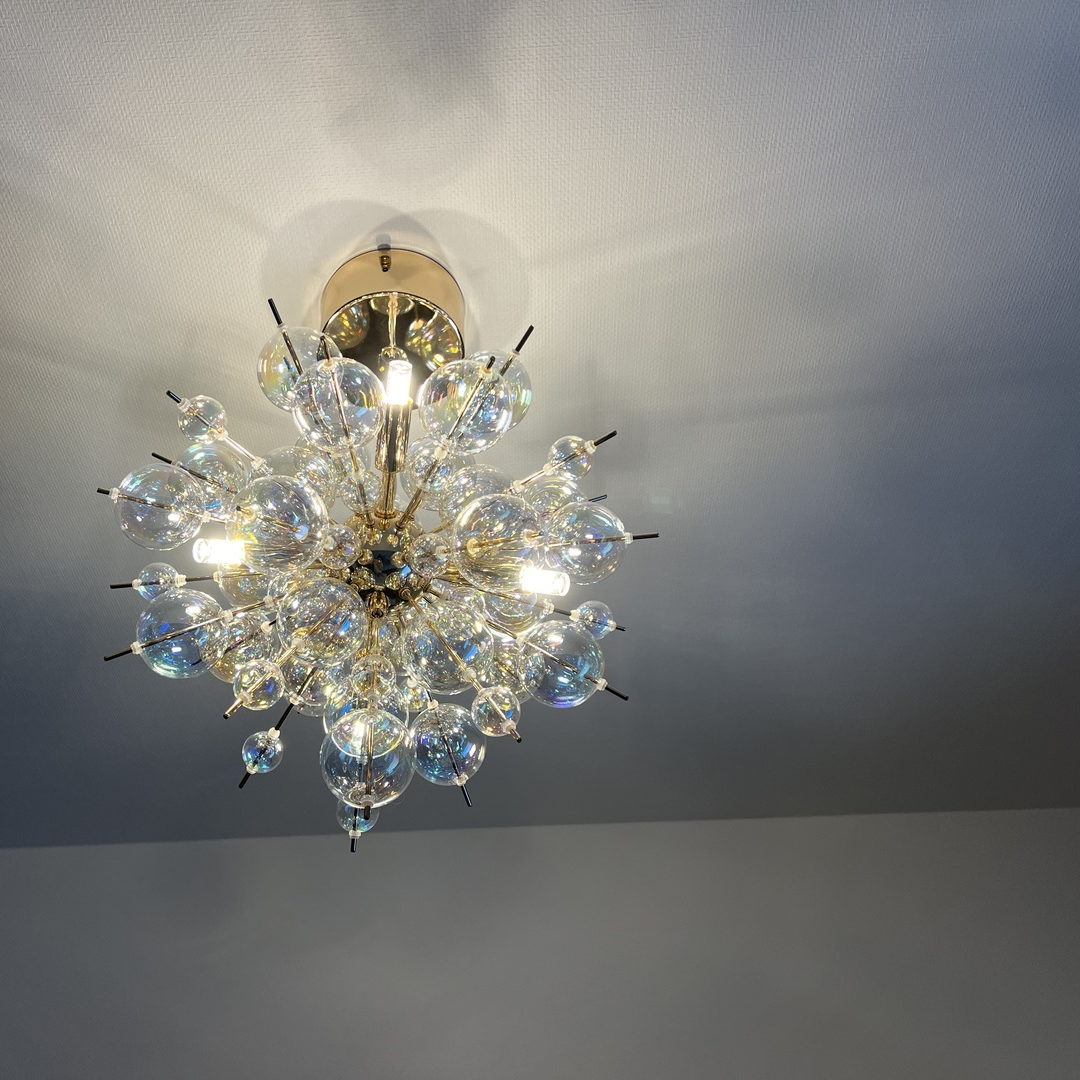 シャボン玉のようなガラスが幻想的な光の輝きを描き出するバブル