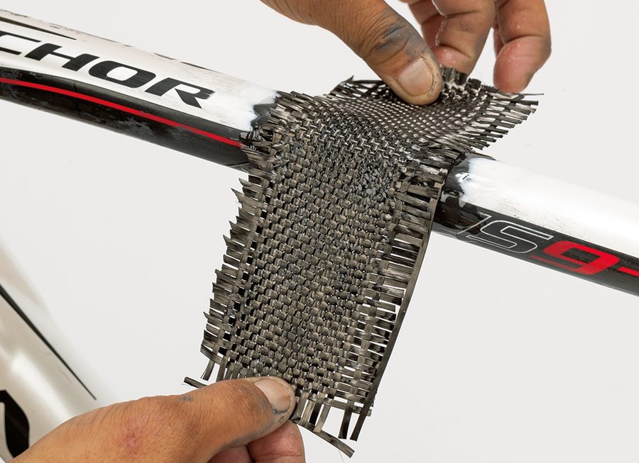 ロードバイクに傷がついた！ 表面剥離したカーボンフレームを補修する