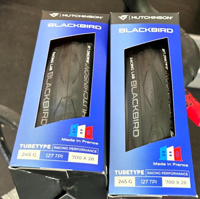 25Cから初28C。「ハッチンソンブラックバードレーシングラボ」タイヤを