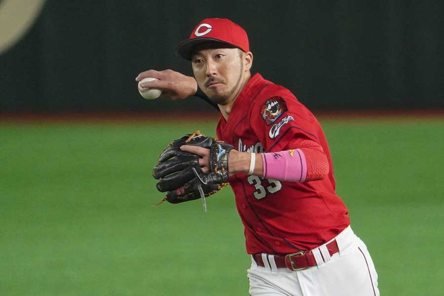 ガチで凄い」「球界一」 広島菊池涼、一人二役の